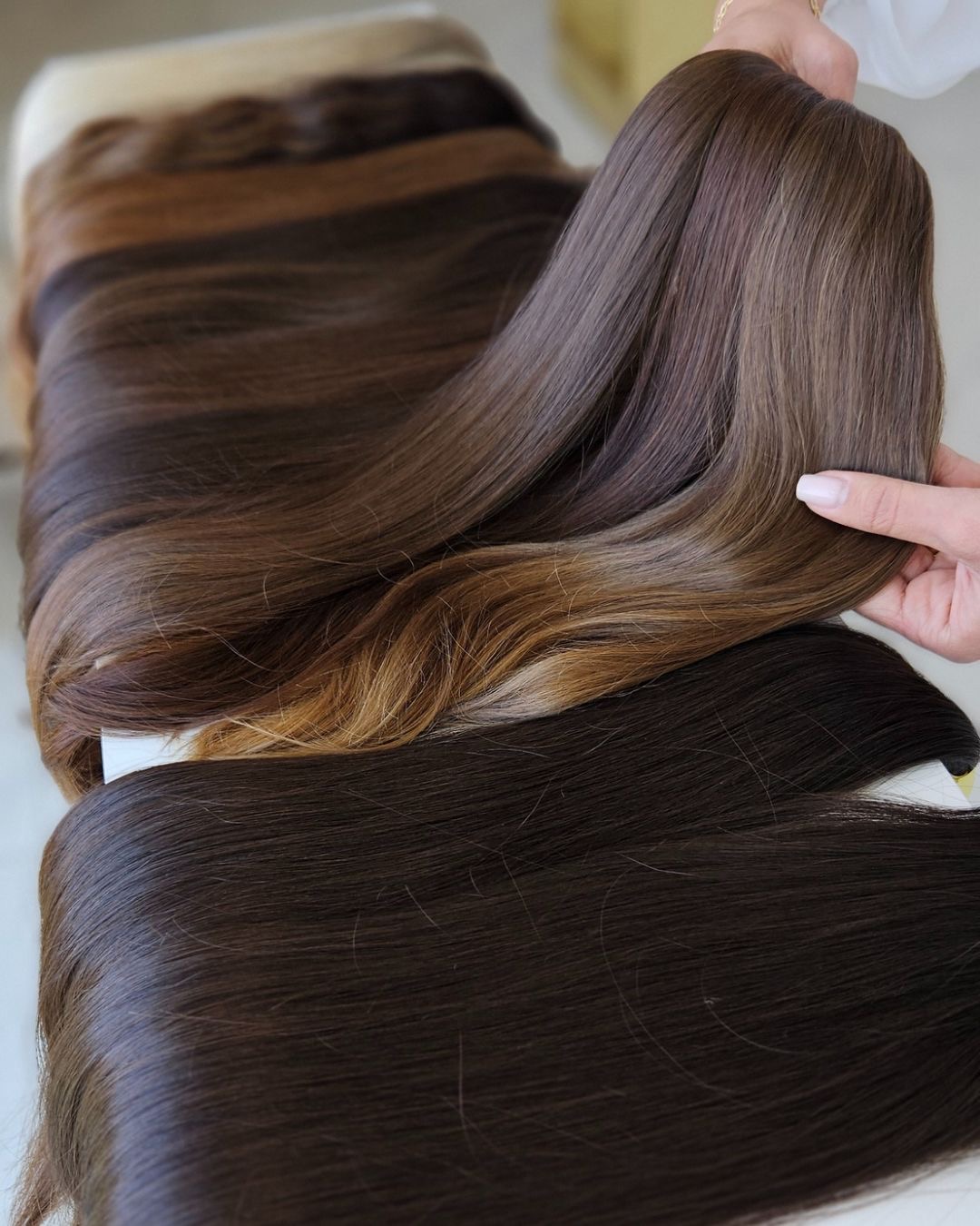 Aplicação de mega hair invisível com o Sistema Dermasilk™ em salão